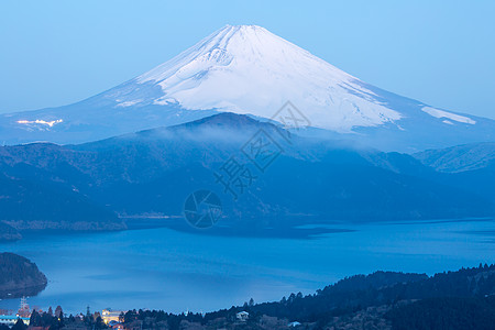 富士山哈肯湖的冬季日出图片