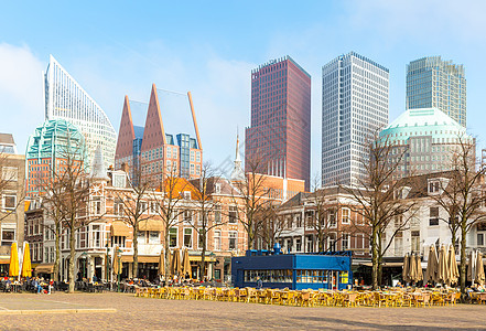荷兰海牙市中心,以其朽的旧建筑现代天际线为背景图片