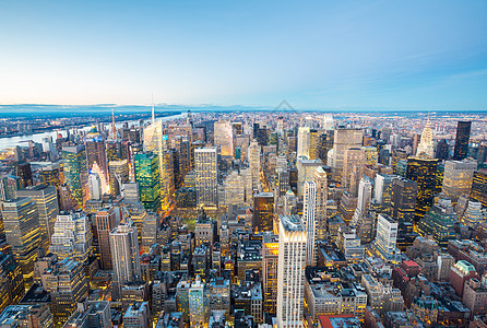 空中纽约市天际线城市摩天大楼黄昏,美国中心的高清图片素材