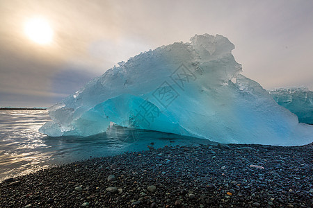 冰岛日出的冰山海滩图片