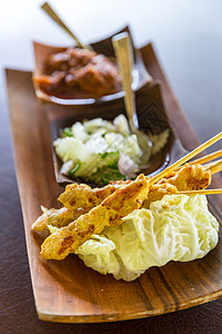 美味的亚洲菜鸡肉沙爹咖喱图片