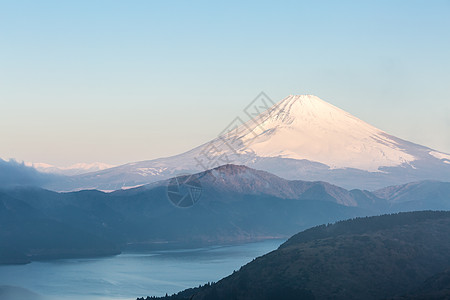 富士山哈肯湖的冬季日出图片