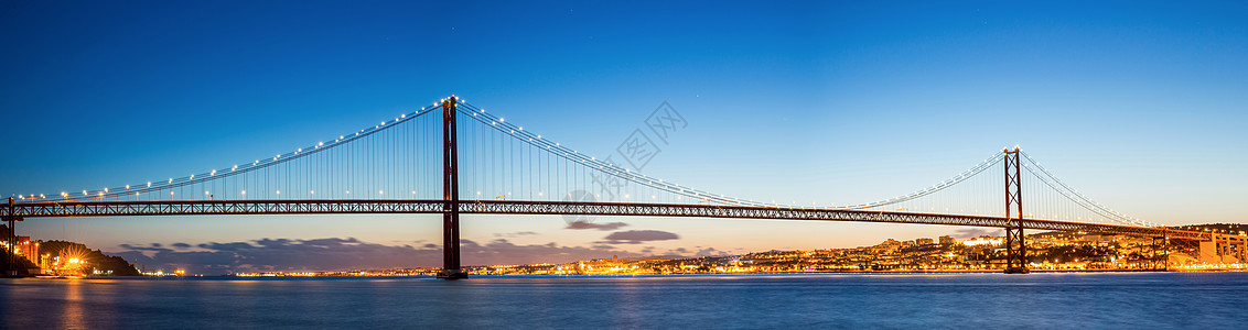 葡萄牙里斯本城市景观全景与25德abril吊桥,黄昏图片