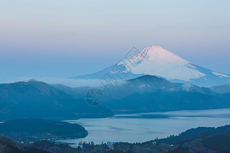 富士山哈肯湖的冬季日出图片