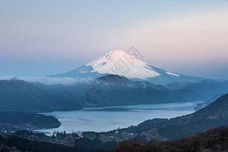 富士山哈肯湖的冬季日出图片