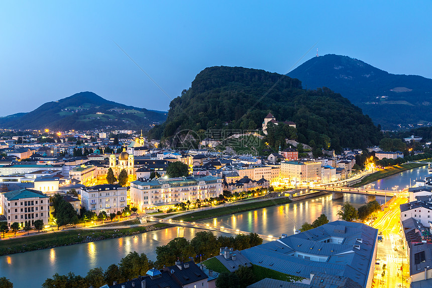 黄昏时奥地利萨尔茨堡土地历史名城的美丽景色图片