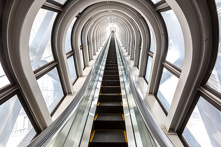 透视扶梯楼梯内当代蓝色璃商业中心,成功职业提升的图片
