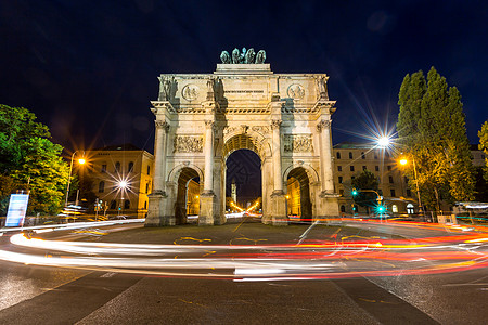 黄昏时分,锡斯特尔慕尼黑的胜利拱门,车辆绕着拱门行驶图片
