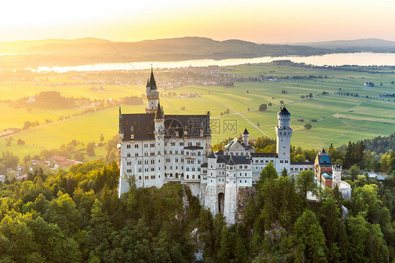 美丽的夏季日落景色的Neuschwanstein城堡FussenBaria,德国图片