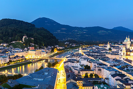 黄昏时奥地利萨尔茨堡土地历史名城的美丽景色图片