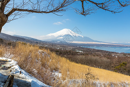 冬季山中湖富士山空中全景图片