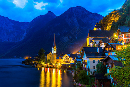 奥地利黄昏阿尔卑斯山的霍尔斯特特村的经典景色图片