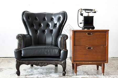 黑色真皮古典风格的椅子,边柜电话图片