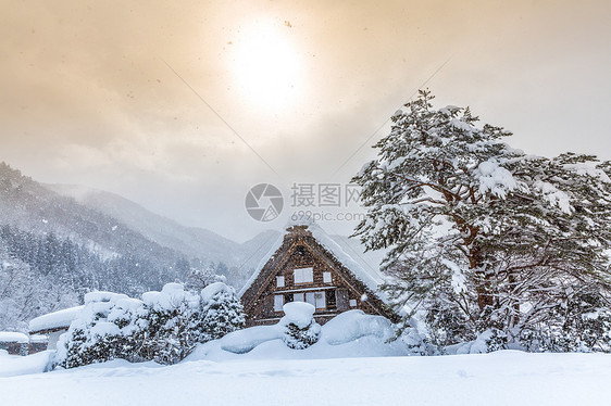 西拉卡瓦戈降雪冬季阳光,日本岐阜楚布图片