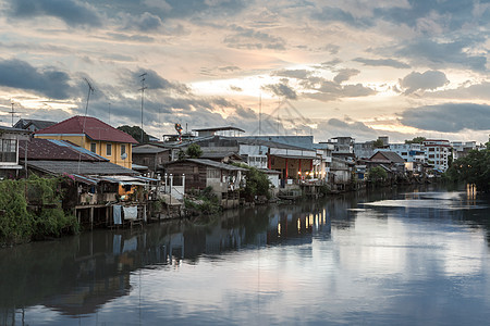 查塔布里古城沿河日落之夜泰国图片