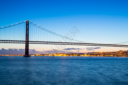 里斯本城市景观与25德阿比尔吊桥,葡萄牙黄昏图片