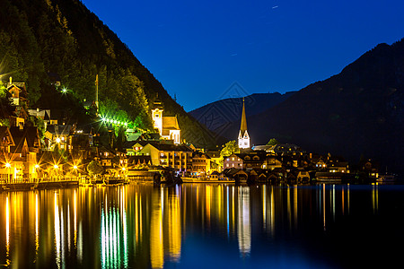 奥地利黄昏阿尔卑斯山的霍尔斯特特村的经典景色高清图片
