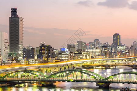 天际线与公路东京,日本夜间图片