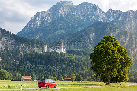 美丽的夏季浪漫道路景观的Neuschwanstein城堡FussenBaria,德国图片