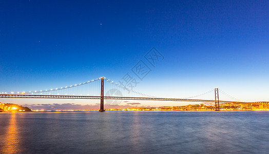 里斯本城市景观与25德阿比尔吊桥,葡萄牙黄昏图片