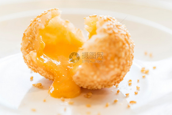 中国点心炒芝麻球与奶油熔岩中国石斑菜图片