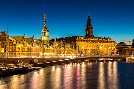 哥本哈根城市景观黄昏的夜晚图片