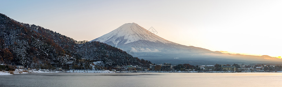富士山Kawaguchiko湖看Kawaguchi日落全景图片