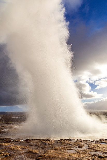 金圈冰岛的Strokur间歇泉喷发图片