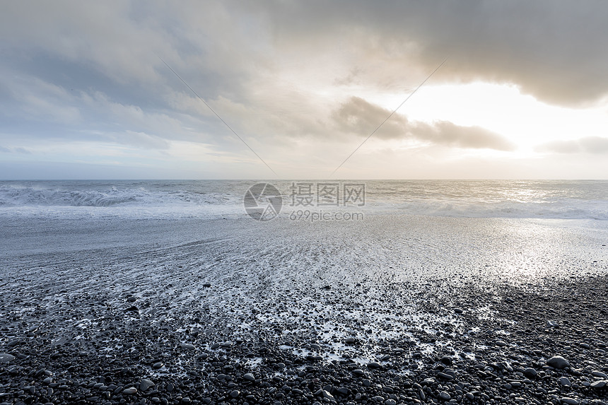 黑海滩冰岛的大浪图片