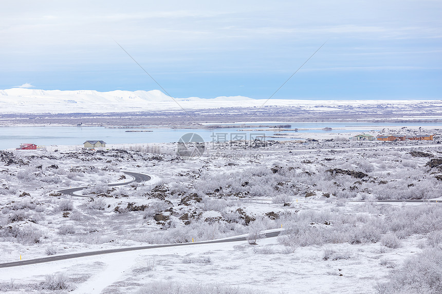 冬季景观与雪覆盖的树木Dimmuborgir湖Myvatn,冰岛图片