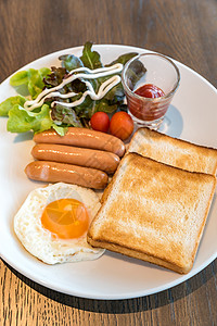 早餐香肠配煎蛋早餐套餐图片
