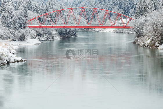 日本福岛县塔达米河边红桥的冬季景观图片