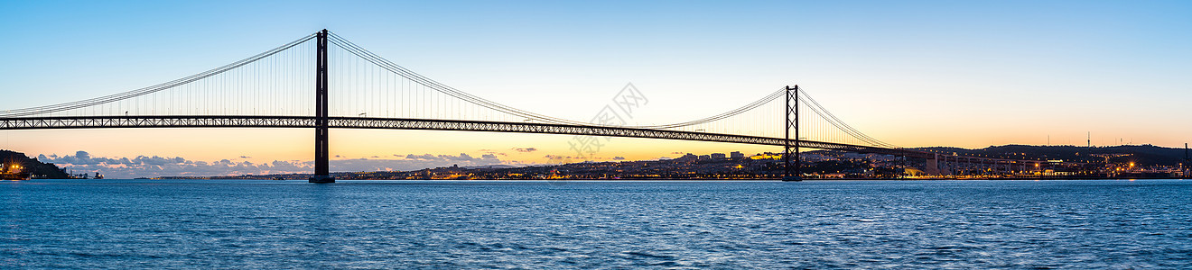 里斯本城市景观与25德abril吊桥,葡萄牙黄昏全景图片