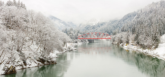 冬季景观与红桥沿塔达米河福岛日本全景图片