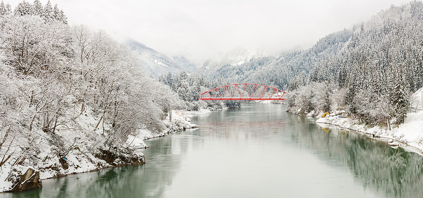 冬季景观与红桥沿塔达米河福岛日本全景图片