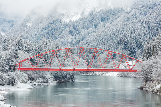 日本福岛县塔达米河边红桥的冬季景观图片
