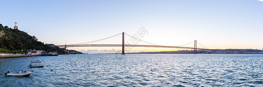 里斯本城市景观与25德abril吊桥,葡萄牙黄昏全景图片