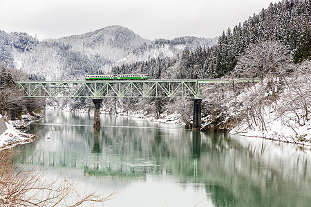 火车冬季景观雪桥全景图片