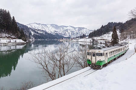 火车冬季景观雪桥全景图片