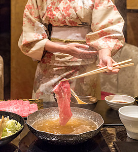 松坂牛肉A5瓦古牛肉沙布与蒸汽,日本火锅美食图片