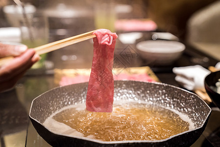 松坂牛肉A5瓦古牛肉沙布与蒸汽,日本火锅美食图片