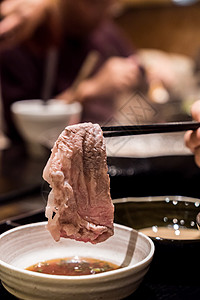 松坂牛肉A5瓦古牛肉沙布与蒸汽,日本火锅美食图片