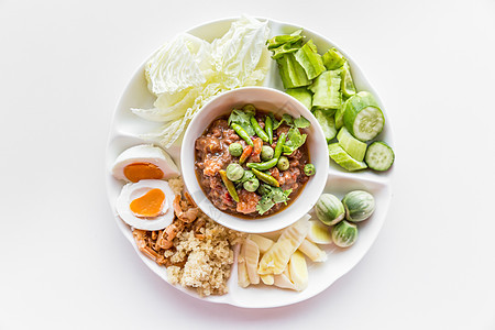 泰国辣椒酱与新鲜蔬菜白色背景图片