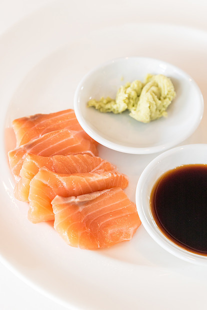 三文鱼刺身日本美食白色菜肴图片