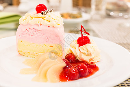 草莓冰淇淋蛋糕配水果图片
