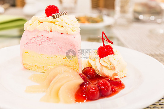 草莓冰淇淋蛋糕配水果图片