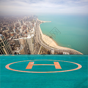 芝加哥市密歇根湖的鸟瞰与直升机停机坪机场图片