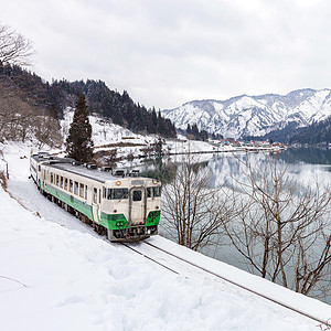 火车冬季景观雪桥上图片