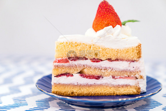 用新鲜草莓切片草莓蛋糕顶部图片