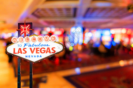 著名的拉斯维加斯标志晚上与赌场模糊背景著名的拉斯维加斯标志图片